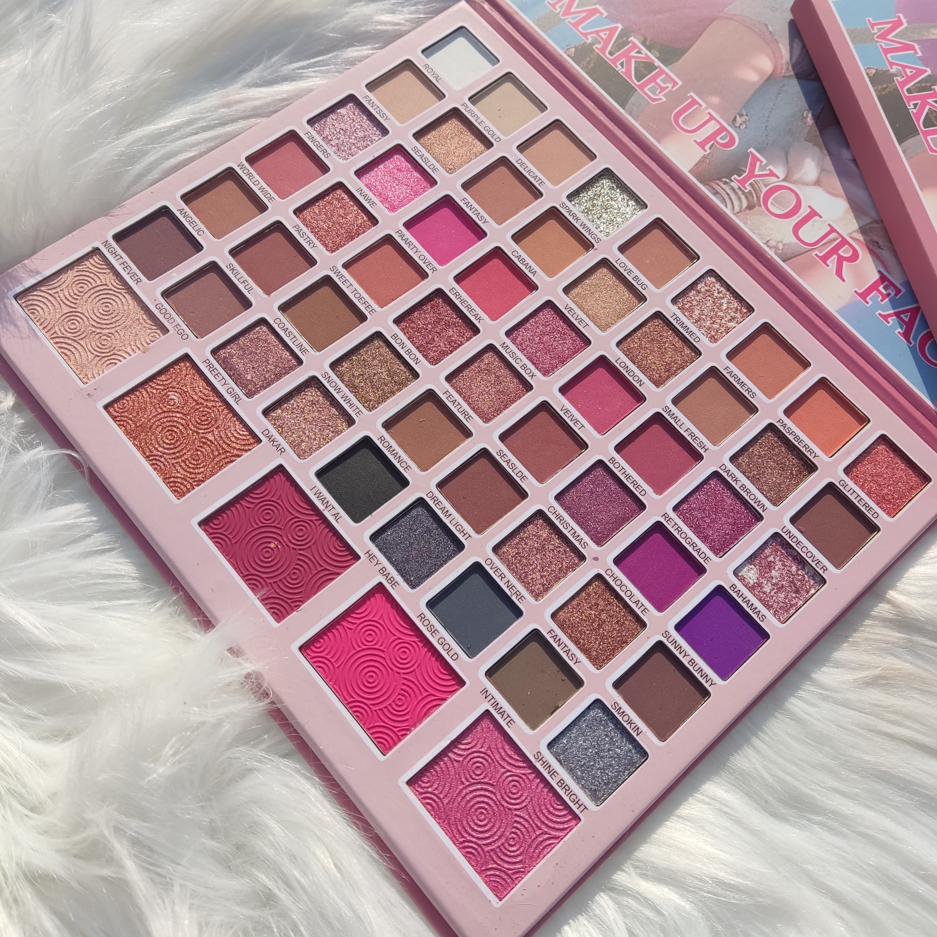 Multi-color eyeshadow palette